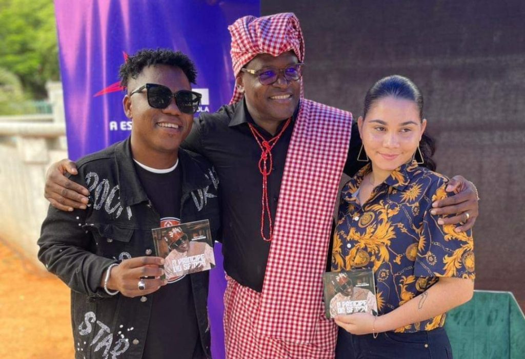 “Eddy Tussa” se torna no primeiro músico a vender um CD por 10 mil Kzs na praça da independência