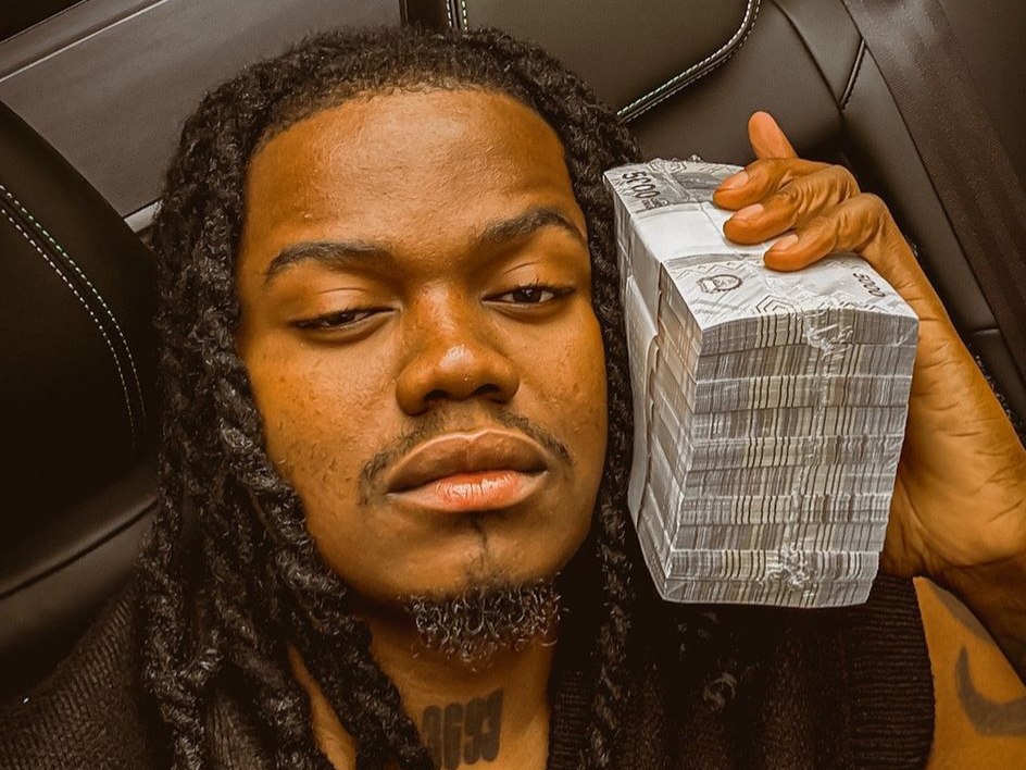 “Gerilson Insrael” exibe um monte de dinheiro nas redes sociais e chama atenção dos fãs